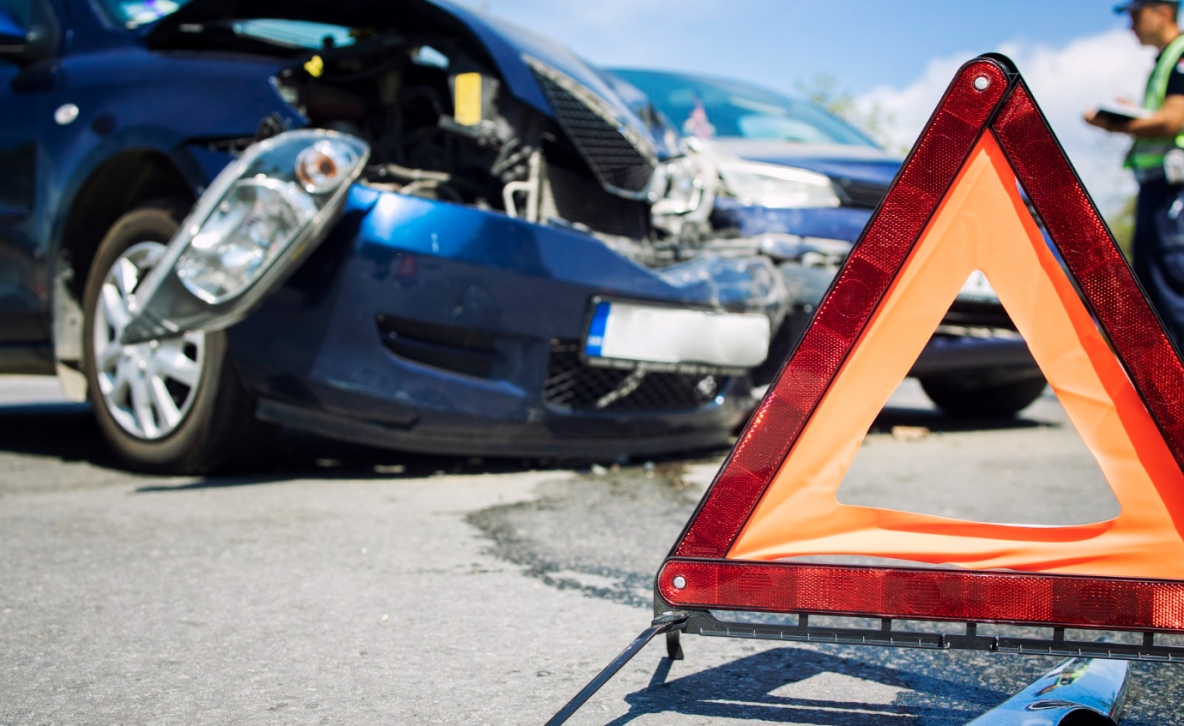 Wypadek na autostradzie A1 bez ofiar – samochód dostawczy zderzył się z tymczasowym oznakowaniem